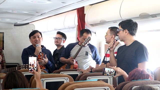 Yovie Widianto & Kahitna menghibur penumpang Garuda Indonesia. Foto: Helinsa Rasputri/kumparan