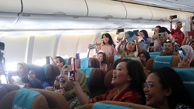 Penumpang Garuda Indonesia bernyanyi bersama Kahitna. Foto: Helinsa Rasputri/kumparan
