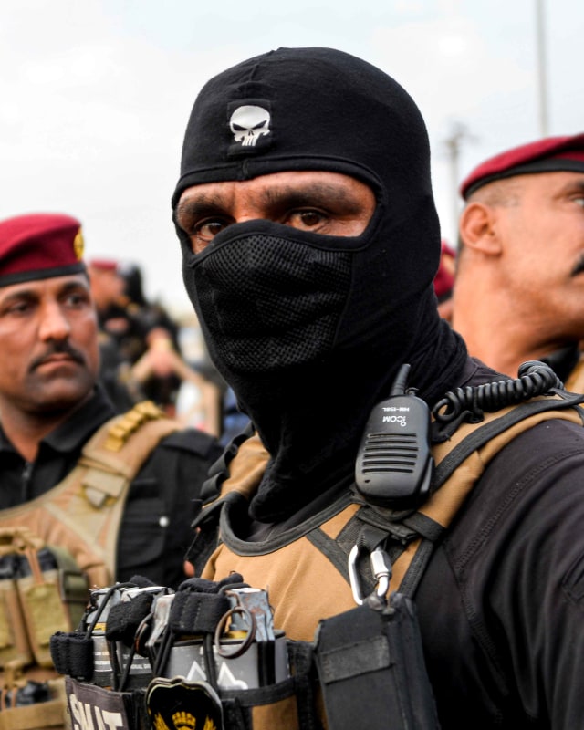 Pasukan keamanan Irak menghadapi pengunjuk rasa selama demonstrasi menentang korupsi dan kurangnya layanan dasar di pusat kota suci Irak Najaf pada 1 Oktober 2019. Foto: AFP/Haidar HAMDANI