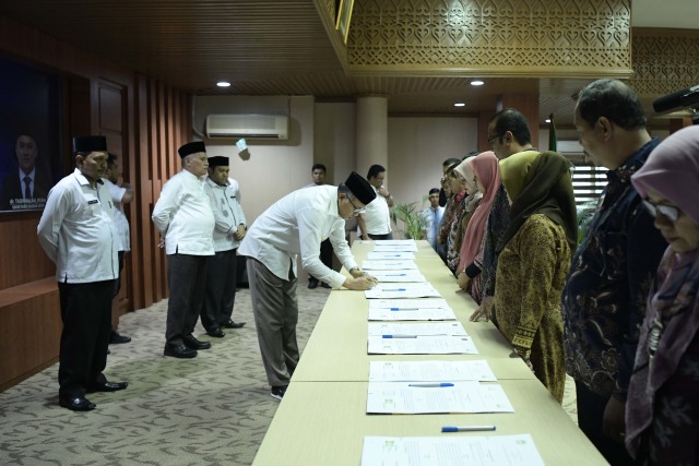 Plt Guberrnur Aceh, Nova Iriansyah menandatangani MoU Kerja Sama dengan sejumlah lembaga untuk memberikan bantuan hukum kepada warga miskin. Foto: Humas Aceh 
