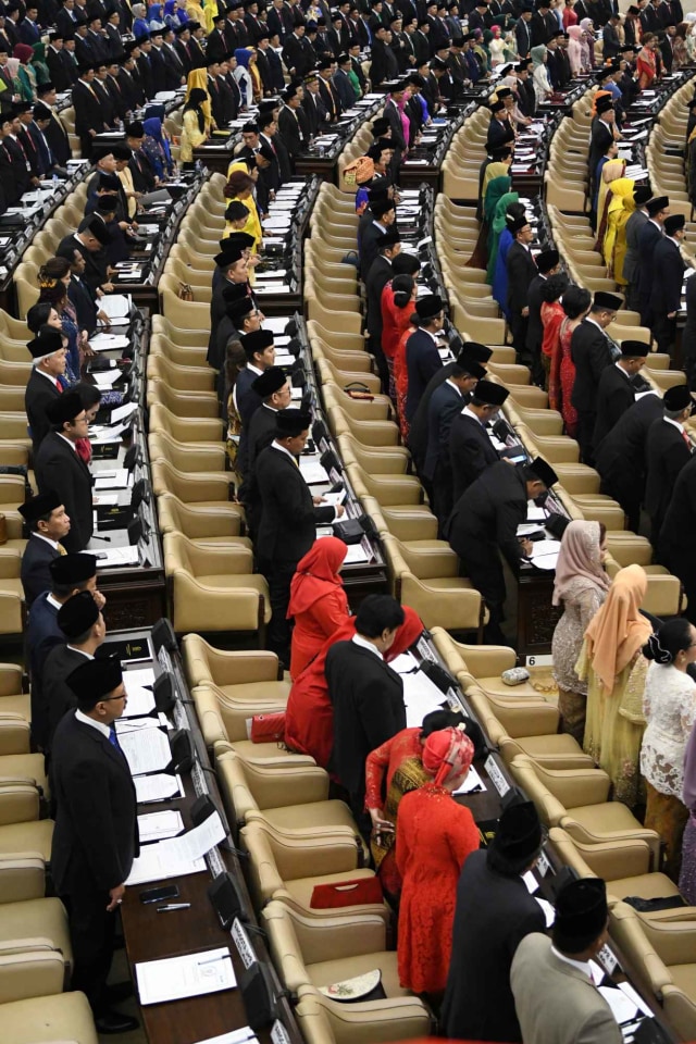 Sejumlah anggota Dewan Perwakilan Rakyat (DPR) periode 2019-2024 diambil sumpahnya oleh Ketua Mahkamah Agung (MA), M Hatta Ali di Ruang Rapat Paripurna. Foto: ANTARA FOTO/M Risyal Hidayat