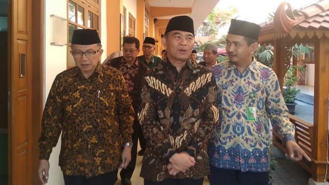 Mendikbud saat meresmikan gedung baru SMA Muhammadiyah PK Kottabarat, Jumat (4/10). (Tara Wahyu)