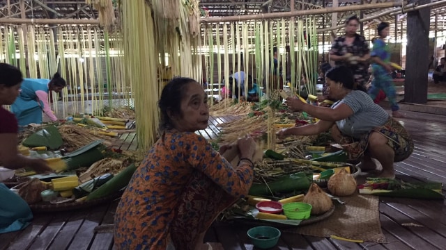 Ritual Aruh Basambuk di Balai Adat Malaris, Kecamatan Loksado, Kabupaten Hulu Sungai Selatan. Foto: dok banjarhits.id