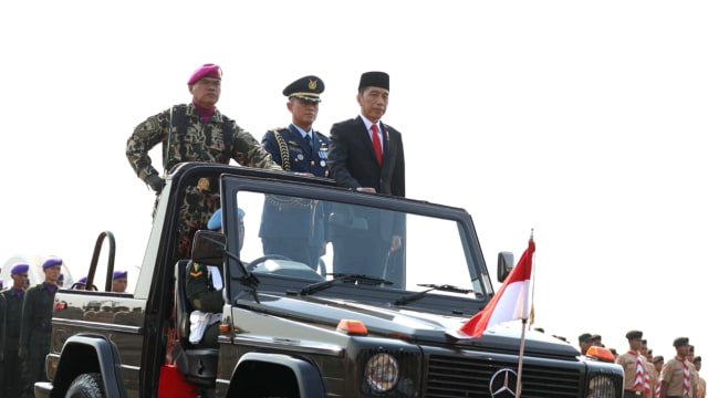 Presiden Joko Widodo memasuki lapangan upacara memperingati HUT Ke-74 TNI, di Lanud Halim Perdanakusuma, Jakarta TImur, Sabtu (5/10/2019). Foto: Helmi Afandi/kumparan