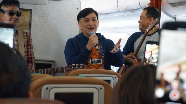 Yovie and His Friends akustikan di pesawat Foto: Dok Rajawali Indonesia