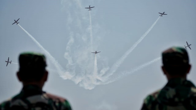 Atraksi pesawat tempur TNI saat HUT Ke-74 TNI di Lanud Halim Perdanakusuma, Jakarta Timur, Sabtu (5/10/2019). Foto: Jamal Ramadhan/kumparan