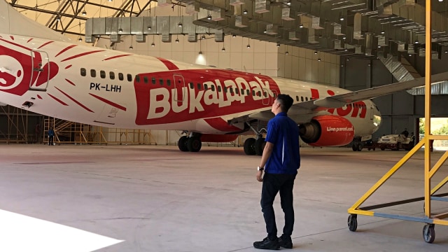 Pesawat Lion Air yang dicat Bukalapak. Foto: Wiji Nurhayat/kumparan