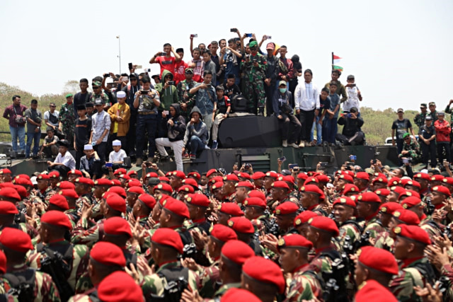 Sejumlah masyarakat menaiki kendaraan tempur TNI bersama pasukan TNI di Lanud Halim Perdanakusuma, Jakarta Timur, Sabtu (5/10/2019). Foto: Helmi Afandi Abdullah/kumparan