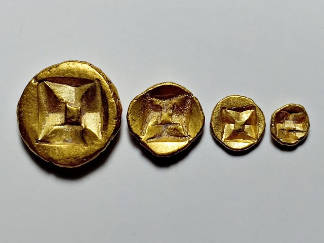 Koin emas yang ditemukan oleh anggota Komunitas Palembang Antik Kreatif Sriwijaya (Kompaks) di Air Sugihan, OKI, September 2019 (foto: Dok. Kompaks)