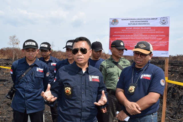Ketua Satuan Tugas Penegakan Hukum Kebakaran Hutan dan Lahan KLHK, Sugeng Priyanto, saat melakukan pengegelan di lahan milik PT TCP di Musi Banyuasin, Sumsel. (foto: istimewa) 