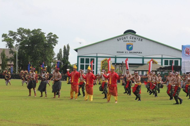 Tarian budaya yang ditampilkan dalam parade HUT ke-74 TNI yang digelar oleh Kodam XII/Tanjungpura, Sabtu (5/10). Foto: Teri/Hi!Pontianak