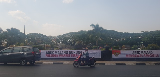 Sejumlah sepanduk berupa dukungan terhadap Presiden dan Wakil Presiden Terpilih di Alun-Alun Tugu, Kota Malang. Foto: Irham Thoriq/tugumalang.id