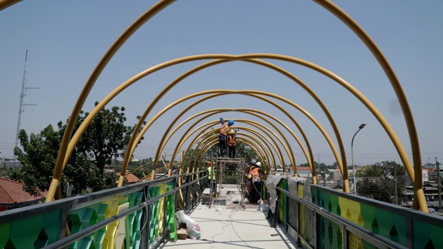 Pekerja menyelesaikan proyek Jembatan Penyebrangan Orang Pasar Minggu, Jakarta Selatan, Sabtu (5/10/2019). Foto: Jamal Ramadhan/kumparan