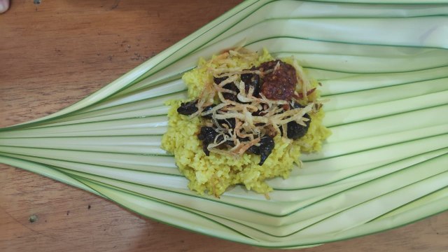 Nasi kuning yang terbungkus dari daun Woka. Foto: Ikram/PaluPoso