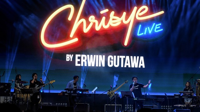 Erwin Gutawa Hadirkan Chrisye di Panggung Synchronize Fest 2019 (4695)