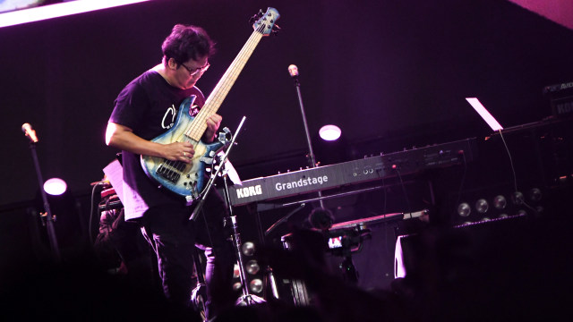Erwin Gutawa Hadirkan Chrisye di Panggung Synchronize Fest 2019 (4696)