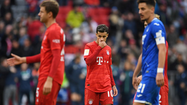 Wajah kecewa Philippe Coutinho saat Bayern takluk dari Hoffenheim. Foto: REUTERS/Andreas Gebert