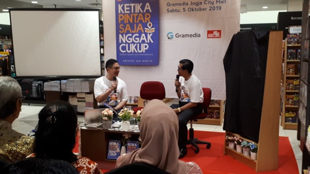 Anthony Dio Martin (kiri), motivator dan penulis buku saat melaunchingkan buku 'Ketika Pintar Saja Nggak Cukup' di Gramedia Jogja City Mall, Sabtu (5/10/2019). Foto: Ayu.