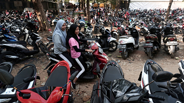 Pengunjung Car Free Day yang memarkirkan kendaraannya di parkiran dadakan di dekat Kantor Komite Olahraga Nasional Indonesia (KONI) Bekasi. Foto: Iqbal Firdaus/kumparan
