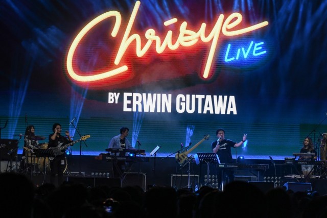 Komposer Erwin Gutawa tampil pada hari kedua Synchronize Fest 2019 yang bertajuk Chrisye Live By Erwin Gutawa di Gambir Expo, Kemayoran, Jakarta, Sabtu (5/10/2019). Foto: ANTARA FOTO/Muhammad Adimaja