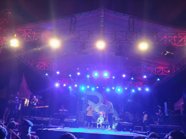 Bupati Kobar Nurhidayah duet bersama vokalis Naff Band pembukan Expo Kobar. (Foto: Fiyya)