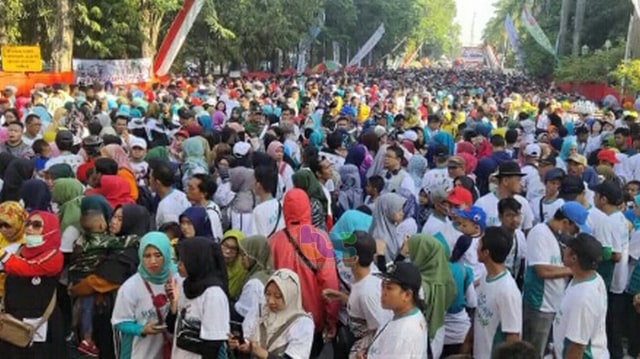 Ribuan Peserta Hadiri Puncak Acara Peringatan HUT TNI di Bojonegoro (46038)