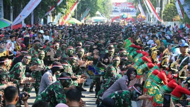 Ribuan Peserta Hadiri Puncak Acara Peringatan HUT TNI di Bojonegoro (46040)
