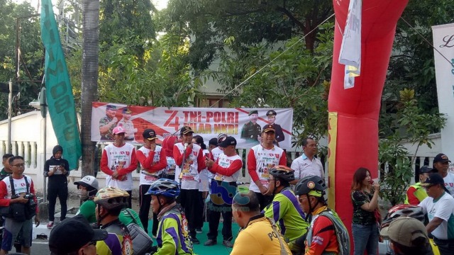 Ribuan Peserta Hadiri Puncak Acara Peringatan HUT TNI di Bojonegoro (46039)
