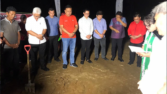Gubernur Sulawesi Utara, Olly Dondokambey mengikuti ibadah peletakan batu pertama pembangunan Peternakan Ayam modern yang ada di Kabupaten Minahasa Utara, hasil kerjasama Raewaya Grup dengan UMKM di daerah tersebut