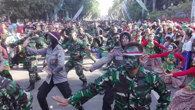 Tari Thengul Kolosal Meriahkan Peringatan HUT TNI di Bojonegoro (28104)