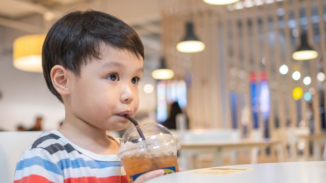 anak minum teh Foto: Shutterstock
