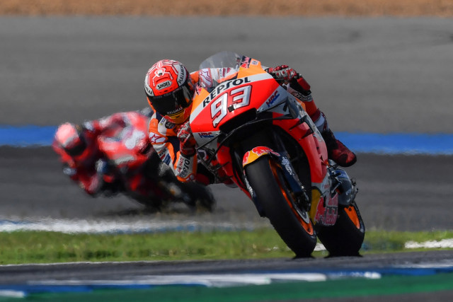 Pebalap Honda Repsol Marc Marquez saat bertanding di MotoGP Thailand di Buriram International Circuit, Minggu, (6/10/2019). Foto: AFP/LILLIAN SUWANRUMPHA