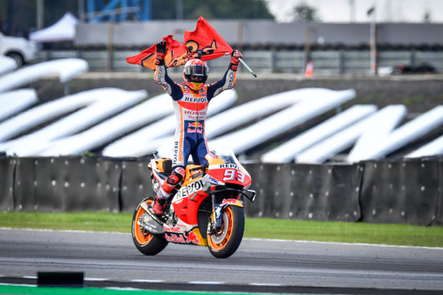 Pembalap Honda Repsol Marc Marquez melakukan selebrasi saat bertanding di MotoGP Thailand di Buriram International Circuit, Minggu, (6/10/2019). Foto: AFP/LILLIAN SUWANRUMPHA