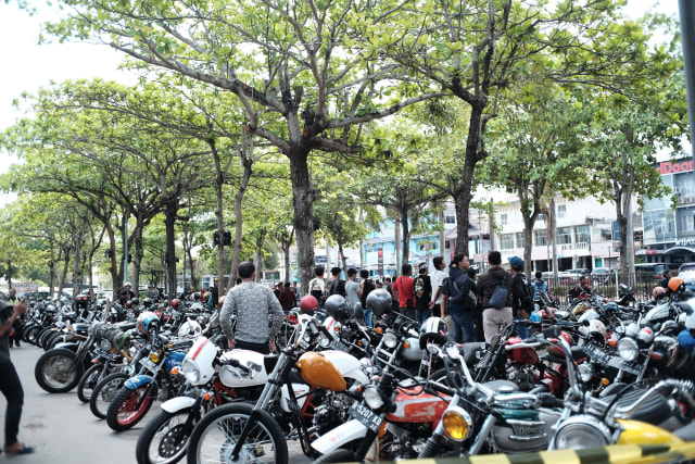 Sejumlah pengunjung dan komunitas sepeda motor hadir di Kustomfest 2019 Foto: Bangkit Jaya Putra/kumparan