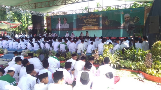 Para jemaah saat hadiri acara Gema Salawat Yatama Millenial, yang digelar Pemkab Bojonegoro, dalam rangka memperingati Hari Jadi Kabupaten Bojonegoro (HJB) ke-342, di Alun-alun Bojonegoro. Minggu (06/10/2019)