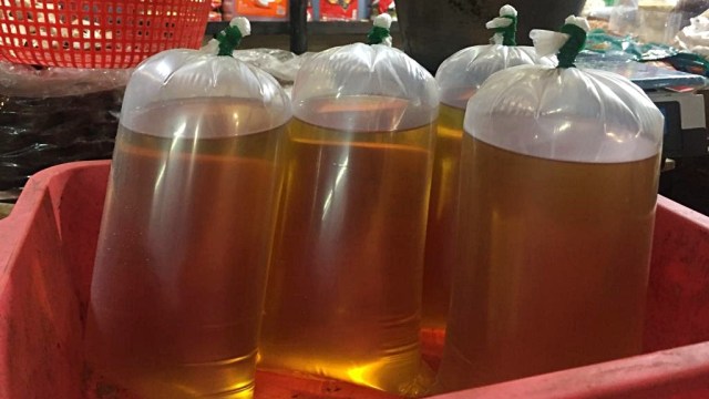 Kabar Baik! Minyak Goreng Rp 14.000 per Liter Mulai Dijual di Pasar Tradisional (2)