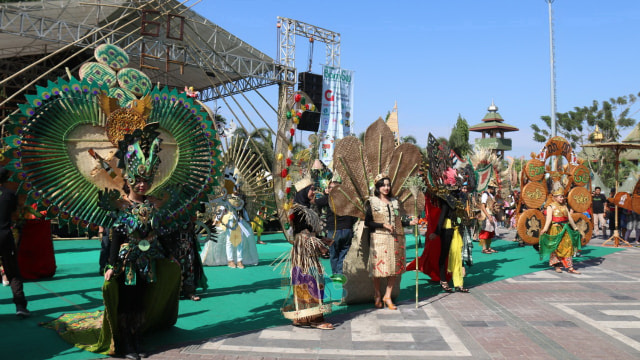 Siswa-siswi SMAN 1 Blora saat menampilkan beragam kostum dari material bambu sangat menarik, dalam Festival Bambu di Alun-alun Blora. Minggu (06/10/2019)