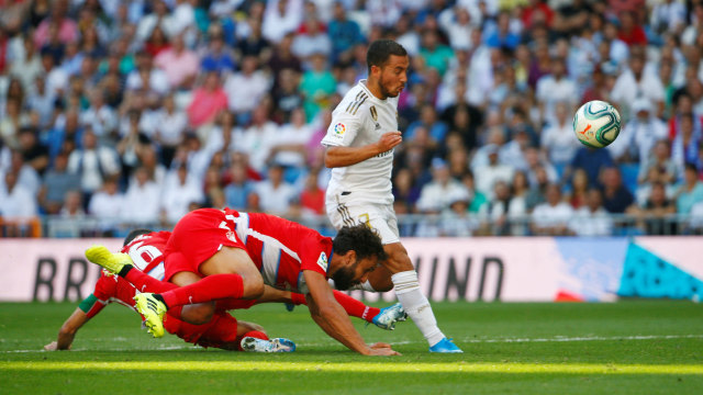 Proses terciptanya gol Eden Hazard ke gawang Granada. Foto: REUTERS/Javier Barbancho
