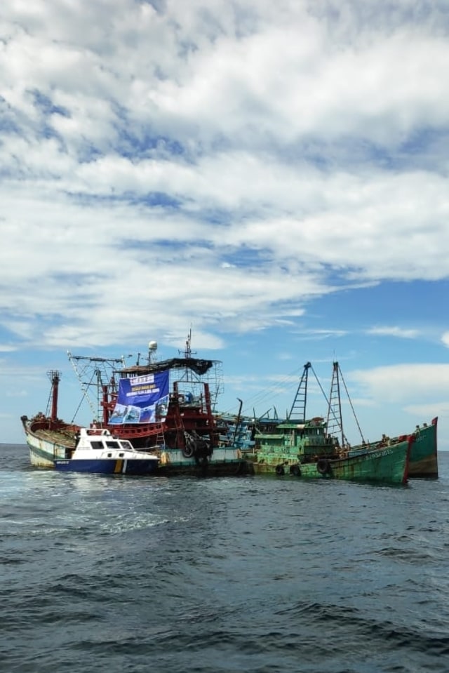 Kapal asing ilegal yang di tenggelamkan Kementerian Kelautan dan Perikanan (KKP) di Perairan Kalimantan Barat. Foto: Indra Subagja/kumparan