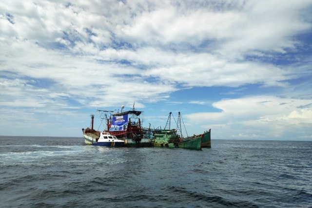 Kapal asing ilegal yang di tenggelamkan Kementerian Kelautan dan Perikanan (KKP) di Perairan Kalimantan Barat. Foto: Indra Subagja/kumparan