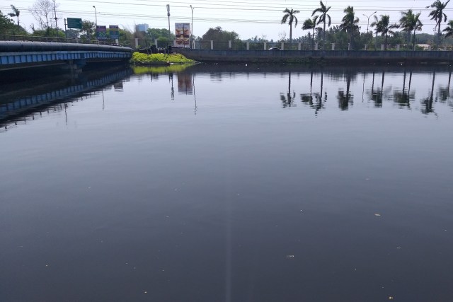 Kali Cengkareng Drain yang terletak di sekitar Pantai Indah Kapuk 2, Jakarta Utara yang menjadi lokasi penemuan puluhan telur yang diduga merupakan telur buaya pada Sabtu (5/10). Foto: Fadjar Hadi/kumparan