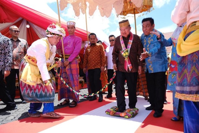 Wakil Presiden RI Jusuf Kalla disambut tarian adat di Kabupaten Bone Sulawesi Selatan.