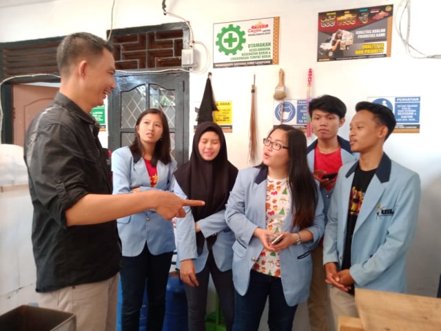 Bang Amenx sedang berbagi cerita mengenai proses roasting kopi pada Mahasiswa UBL, Sabtu (5/10) | Foto : Sidik Aryono/Lampung Geh