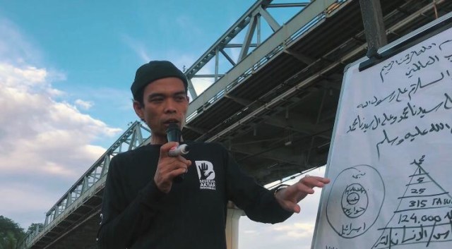 Ustaz Abdul Somad memberikan tausiah singkat sambil menikmati Sungai Kapuas Pontianak. Foto: Rizki Mula