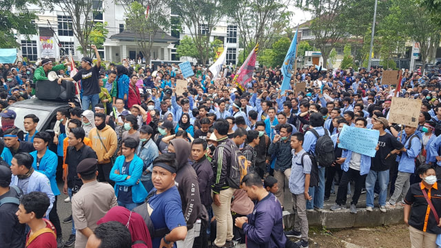 Ribuan mahasiswa berunjuk rasa menuju kantor DPRD Kalbar, Senin (30/9). Foto: Daddy Cavalero