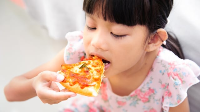 ilustrasi anak makan pizza Foto: Shutterstock