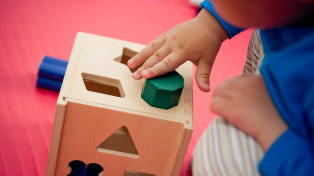 permainan sortir bentuk untuk anak balita Foto: Shutterstock