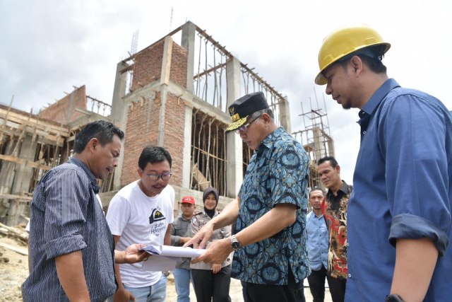 Plt Gubernur Aceh, Nova Iriansyah (pakai topi) saat meninjau salah satu proyek di Aceh Tengah. Dok. Humas Aceh