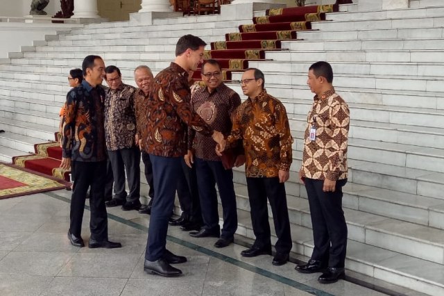 PM Belanda YM Mark Rutte bersalaman dengan Menteri Kabinet Kerja saat tiba di Istana Bogor. Foto: Fahrian Saleh/kumparan