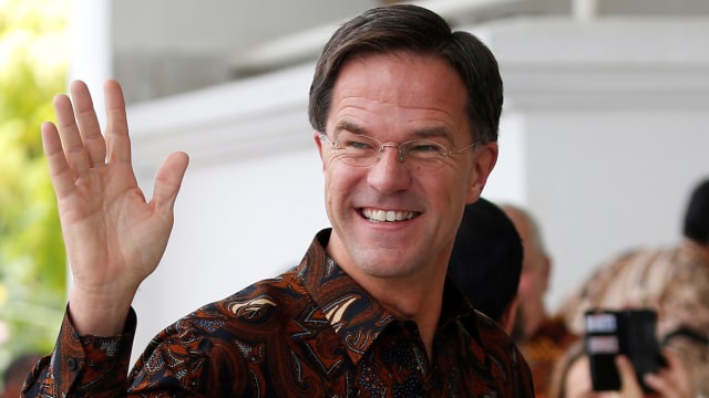 Perdana Menteri Belanda Mark Rutte melambai dalam pertemuannya dengan Presiden Indonesia Joko Widodo di Istana Presiden di Bogor. Foto: REUTERS / Willy Kurniawan